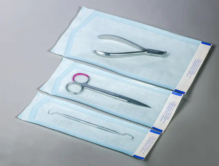 W jaki sposób samouszczelniające worki do sterylizacji zapewniają sterylną barierę wyrobów medycznych?